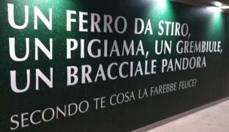 Immagine che contiene esterni, bottiglia, segnale Descrizione generata automaticamente