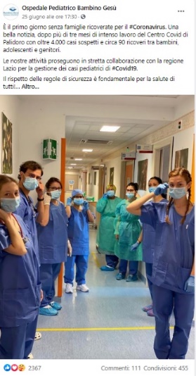 Immagine che contiene inpiedi, gruppo, figlio, persone Descrizione generata automaticamente